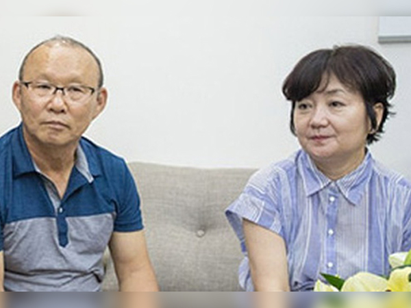 HLV Park Hang-seo kể lại kỷ niệm nhỏ, ý nghĩa lớn của vợ: 'Bà ấy sợ tôi không sang Việt Nam, đích thân lái xe chở tôi đến buổi đàm phán lịch sử'