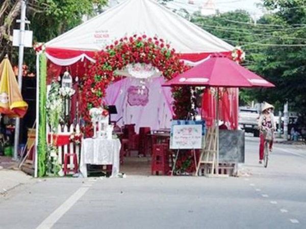 Dựng rạp cưới lấn chiếm lòng đường sẽ bị phạt đến 3 triệu đồng