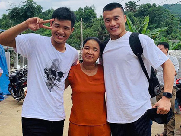 Chiều mẹ như Bùi Tiến Dũng - Hà Đức Chinh: Mua xe máy cho mẹ chạy trong nhà đỡ mỏi chân, rủ phụ huynh nhuộm tóc màu khói ăn Tết cho chất