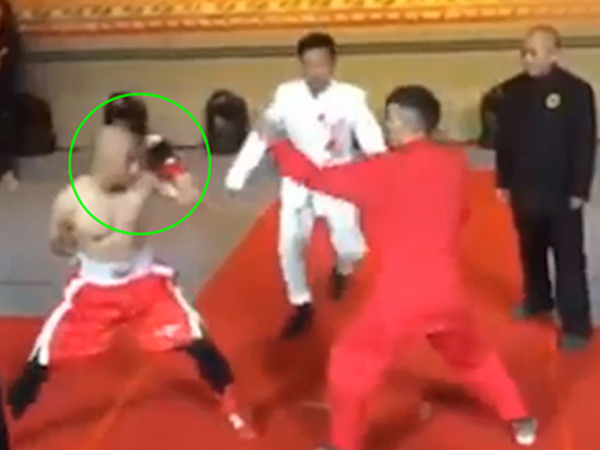 Video: Võ sĩ quyền Anh chấp một tay vẫn hạ gục võ sư Trung Quốc
