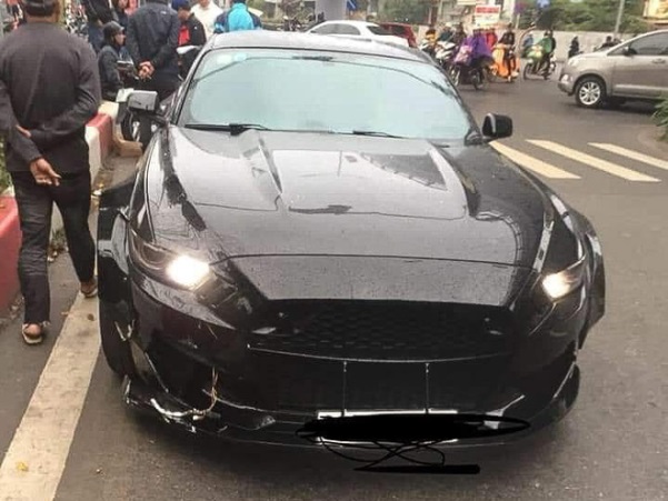 Xe máy vượt đèn đỏ tông vỡ đầu xế sang Ford Mustang và cách xử lý tình huống đi vào lòng người của chủ xe ô tô