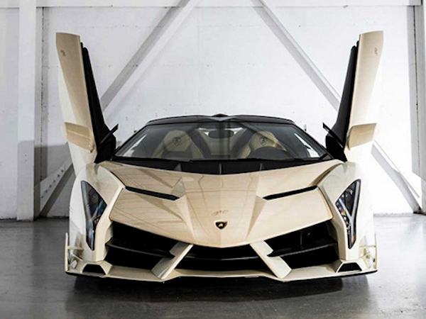 Lamborghini Veneno Roadster 5 năm tuổi được bán với giá gần gấp đôi xe mới