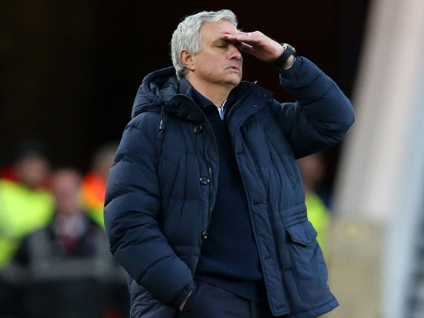 Phải đá lại FA Cup với đội hạng Nhất, HLV Mourinho đổ tại… bóng quá nhẹ