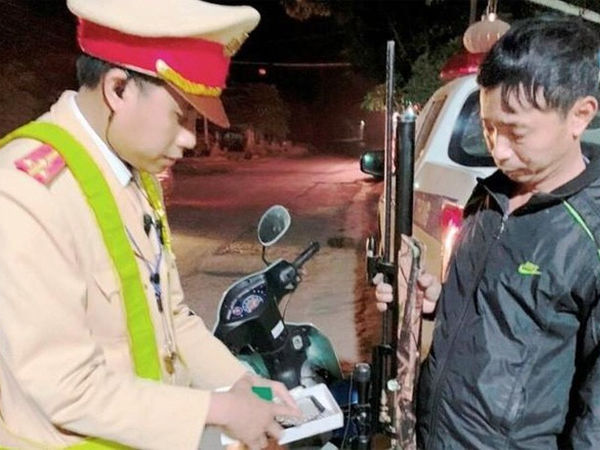 Kiểm tra nồng độ cồn, CSGT phát hiện người đàn ông mang theo súng và 100 viên đạn