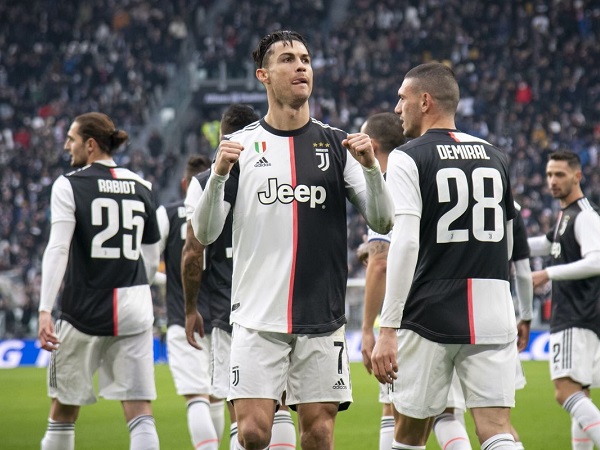 Ronaldo lập hattrick, Juventus khởi đầu năm 2020 bằng chiến thắng tưng bừng