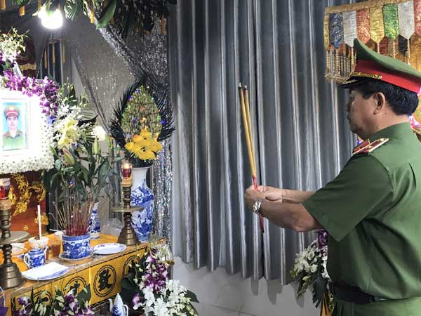 Vụ Trung úy CSGT bị tông chết khi đang làm công vụ: Hai lần người đầu bạc tiễn kẻ đầu xanh