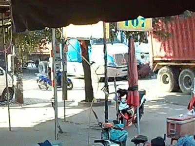 Video: Bị container cuốn vào gầm khi sang đường, cụ ông thoát chết trong gang tấc