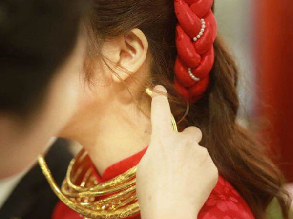 Giá vàng tăng phi mã, cô dâu không có kiềng vàng để đeo