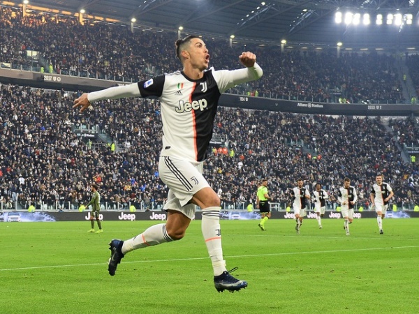 Ronaldo lập hàng loạt kỷ lục sau cú hat-trick 'khai xuân'
