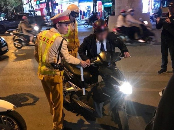 Uống 2 chai bia bị phạt 7 triệu đồng, tài xế gọi điện cho người thân cầu cứu nhưng bất thành