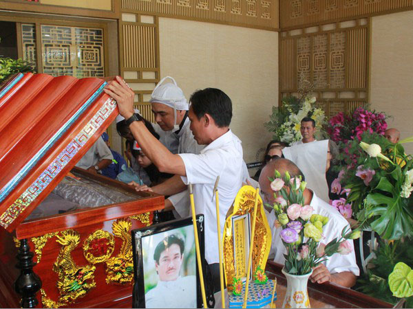 Gia đình con trai nhìn mặt Chánh Tín lần cuối trước giờ phút hoả táng