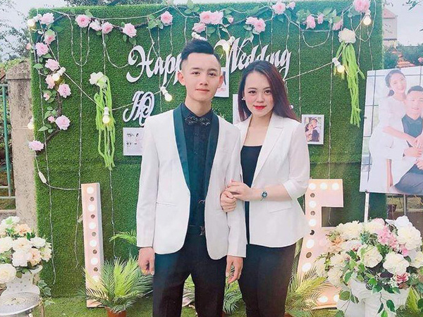 Bỏ mặc cô dâu 'mặt lạnh' đứng bên cạnh, chú rể ôm 'cô gái lạ' gục đầu khóc trong đám cưới gây xôn xao