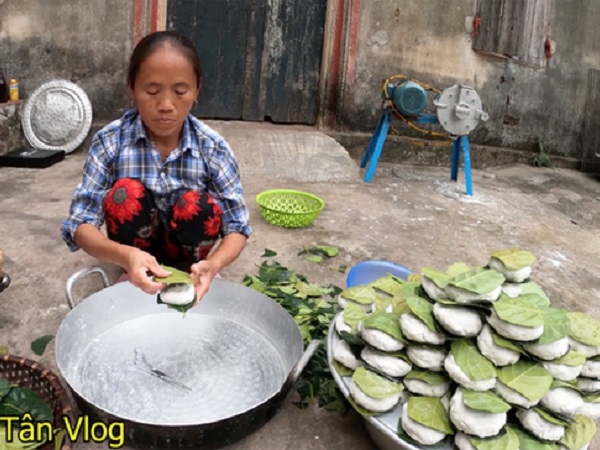 Lụi hụi cả buổi mới được mâm bánh sắn nhưng 'các cháu' của bà Tân lại có biểu hiện như mắc bệnh...lười ăn