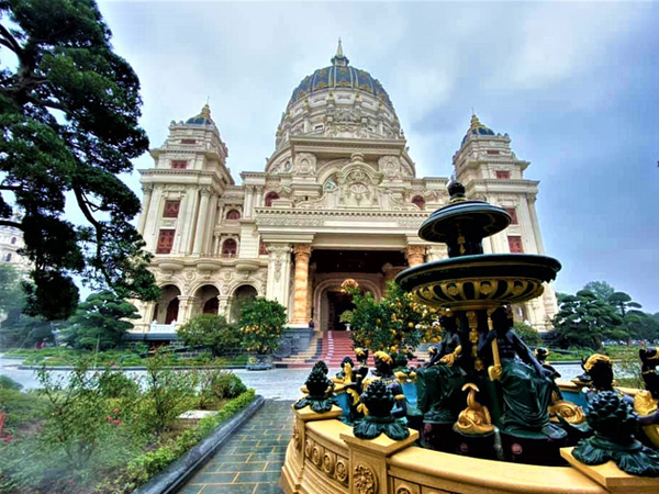 Cận cảnh bên trong tòa lâu đài dát vàng nghìn tỷ của đại gia Ninh Bình