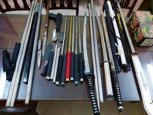 Giang hồ tự nguyện giao nộp hàng chục hung khí 'nóng'