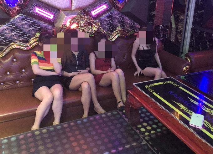 8 kiều nữ thác loạn với ma túy trong quán karaoke