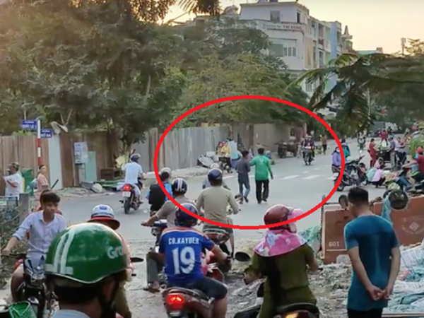 Uống chai nước trả bằng tờ 500 nghìn đồng, người đàn ông bị nhóm người lạ vây đánh