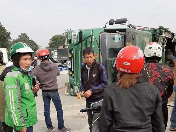 Tai nạn thương tâm: Ô tô tải chở cát lật đè 2 ông cháu tử vong