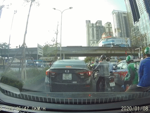 Video: Tài xế GrabBike đang chở khách bất ngờ ngã gục, bất tỉnh giữa đường