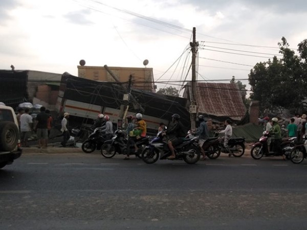 Xe tải lao vào nhà dân, 8 người đang ngủ may mắn thoát chết