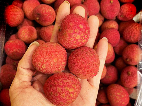 Vải Australia đi theo đường hàng không về Việt Nam bán với giá 750.000 đồng/kg