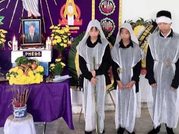 Vụ 2 vợ chồng tử vong trên sông: Nhói lòng hình ảnh 3 người con bên bàn thờ