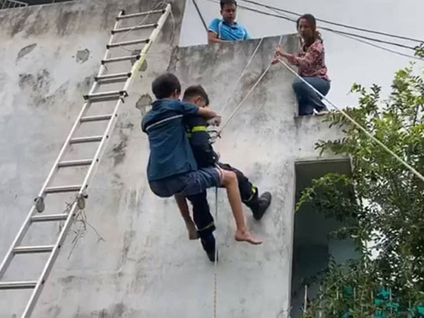 Cảnh sát đu dây cứu thiếu niên 13 tuổi bị rơi từ sân thượng tầng 5 xuống mái tôn tầng 2 nhà hàng xóm