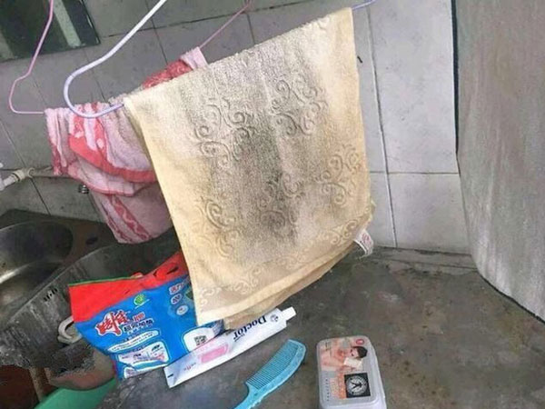 Dân mạng tiếp tục bàng hoàng trước độ ở bẩn level cao của gái xinh ở ký túc xá: Rác len lỏi trong quần áo, khăn mặt đen sì không khác gì giẻ lau
