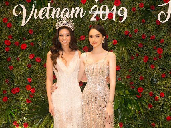 Hương Giang vòng eo siêu nhỏ với váy xẻ gợi cảm, thần thái lấn át cả Hoa hậu Hoàn vũ Khánh Vân