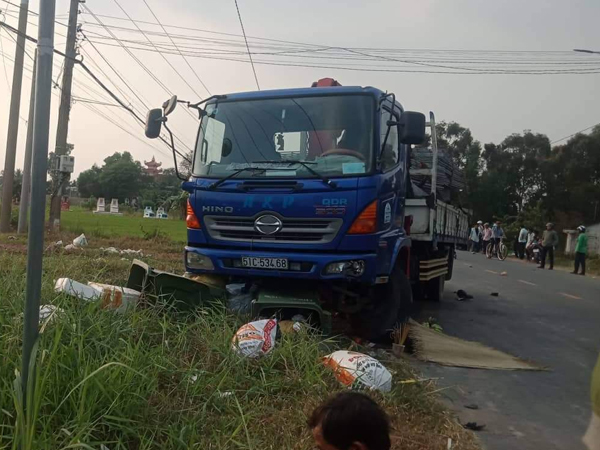 Xe tải va chạm với nhóm học sinh tan trường, hai nữ sinh thương vong