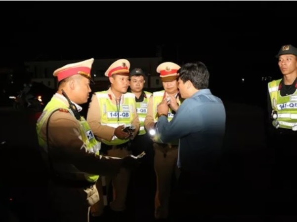'Xin xỏ' bất thành, một phó phòng giáo dục bị phạt 35 triệu, treo bằng lái 32 tháng