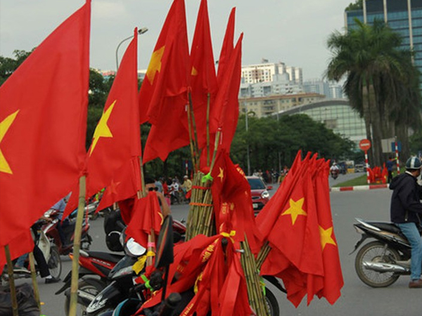 Tạm giữ, làm rõ người đàn ông xúc phạm quốc kỳ
