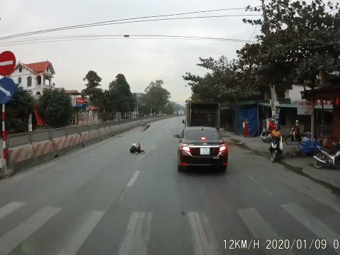 Video: Người đàn ông vô tư nằm 'thả dáng' trên quốc lộ khiến người đi đường hoảng hốt
