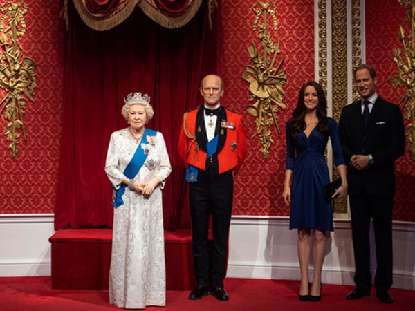 Sau tuyên bố gây sốc, tượng sáp của vợ chồng Hoàng tử Harry và Meghan Markle bị dời ra khỏi khu vực Hoàng gia