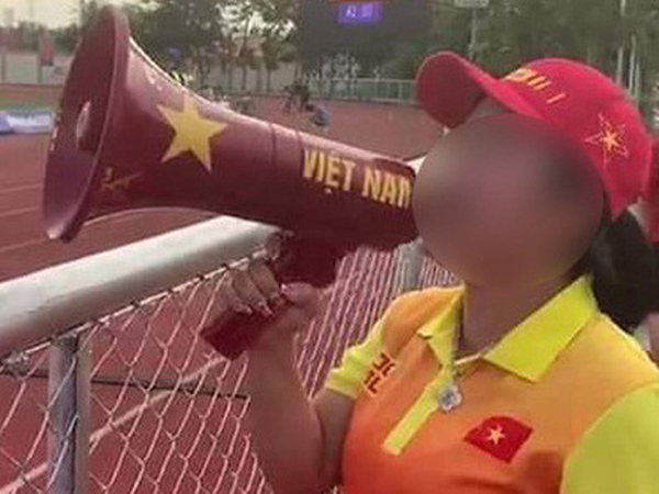 Fan Việt bức xúc với câu hát 'Bay lên trời là em bay ra ngoài': 'Phản cảm, nhức đầu, đối thủ chẳng hiểu gì mà lại khiến đội nhà mất tập trung'
