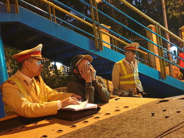 Nam thợ xây choáng váng ôm mặt khi bị phạt 7 triệu sau chầu rượu tất niên: Do cả nể và cũng là dịp liên hoan cuối năm nên mới uống