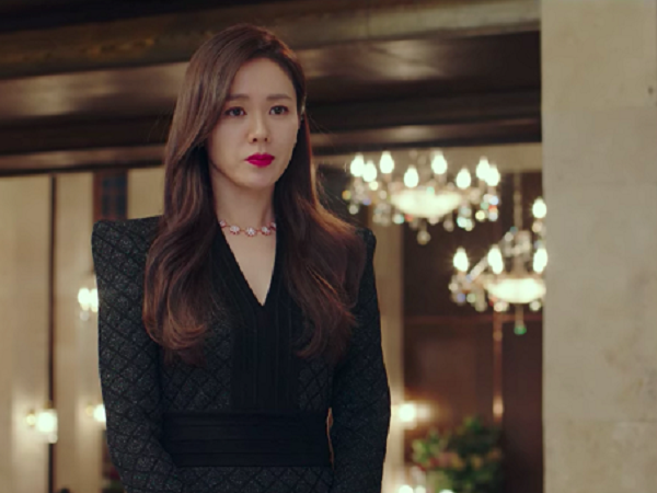 Son Ye Jin đốn tim fan với phong cách thời trang từ sang chảnh đến bình dân trong 'Hạ cánh nơi anh'