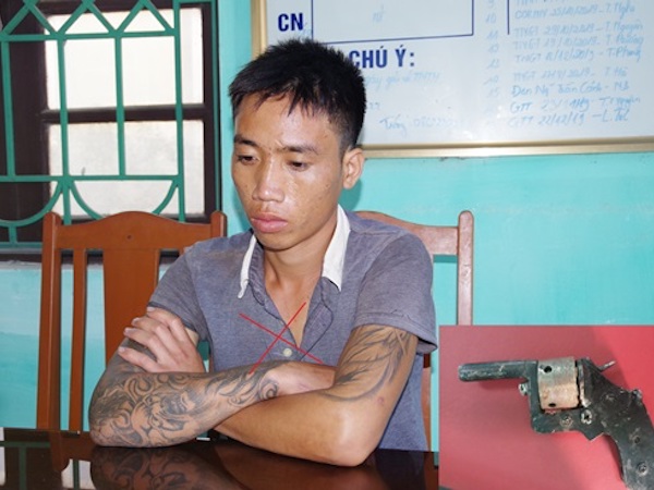 Bắt thợ khoan giếng mang súng đi đòi nợ