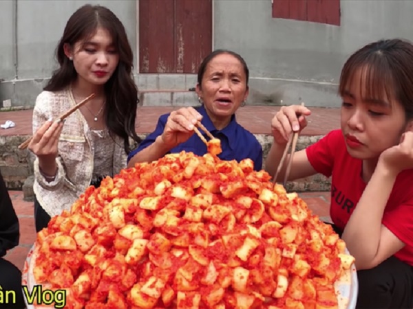 Làm một mâm kim chi củ cải 'siêu ngon khổng lồ' nhưng bà Tân Vlog lại mời khách thưởng thức theo cách kì dị thế này đây