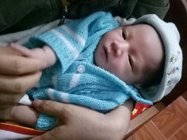 Bé trai bị bỏ rơi trước cổng nhà cùng bức thư đẫm nước mắt của người mẹ