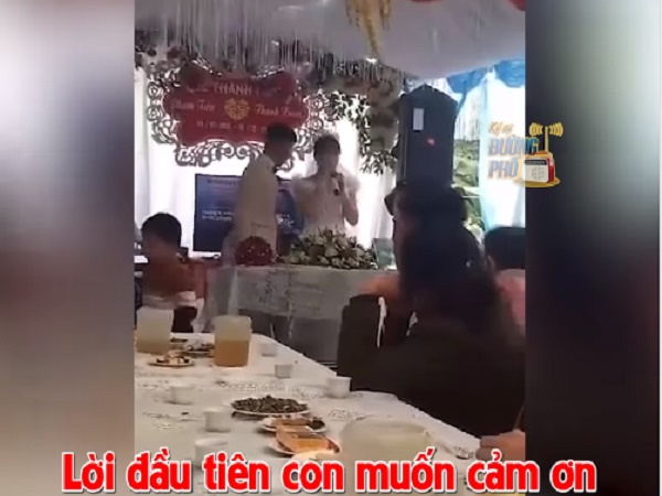 Chỉ một câu nói của cô dâu trong đám cưới đã khiến khách mời rơi nước mắt nhưng cư dân mạng lại phản ứng trái chiều
