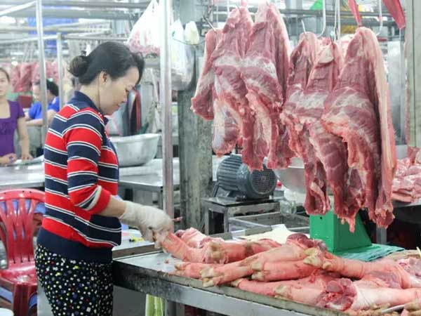 Giá lợn hơi có xu hướng giảm nhưng nhiều siêu thị vẫn 'neo' giá thịt cao