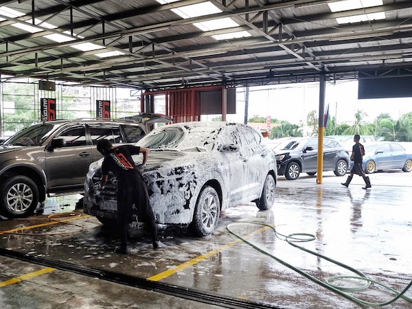 Dịp cận Tết, tiệm rửa xe 'đuổi khách' không hết dù giá tăng cao