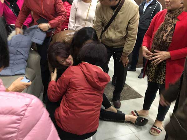 Vụ bé gái 5 tuổi rơi từ tầng cao chung cư tử vong: Mẹ gào khóc 'Cho em gặp con em đi mà, con em còn chưa ăn gì'