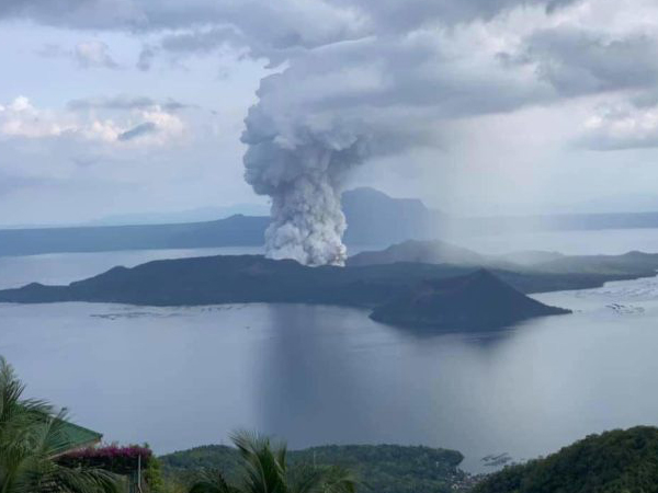 Philippines: Núi lửa thức giấc sau 40 năm ngủ quên, hàng nghìn người phải sơ tán