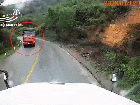 Video: Kinh hoàng khoảnh khắc xe tải vào cua ẩu khiến container lật nghiêng trên đường