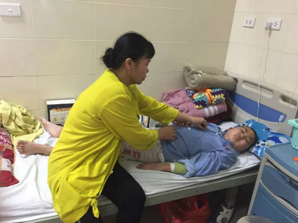 Quằn quại trong cơn đau vì bệnh, cậu bé ung thư mong được về ăn Tết