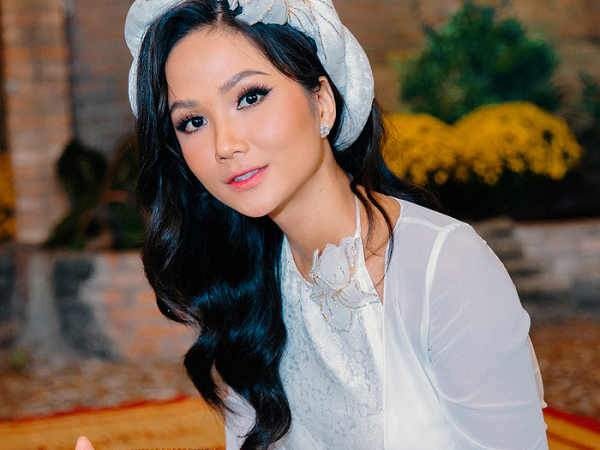 Vũ Thu Phương đọ sắc cùng H’Hen Niê và Khánh Vân trong tà áo tứ thân du xuân
