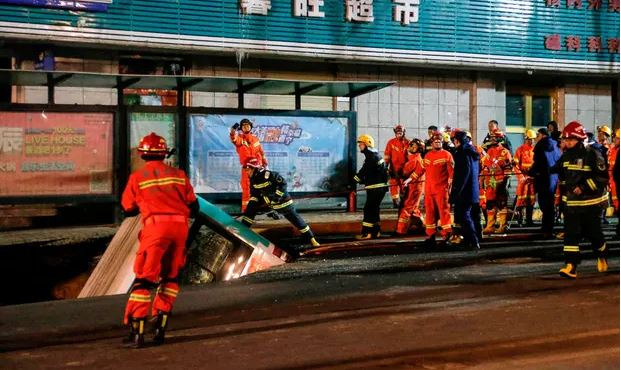 Hố khổng lồ 'nuốt chửng' xe bus, 6 người chết