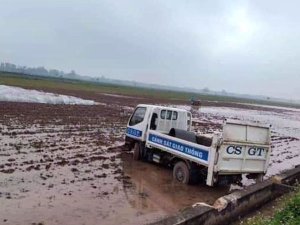 Triệu tập đối tượng bịa chuyện xe CSGT lao xuống ruộng khi đuổi theo thanh niên uống rượu để xử phạt nồng độ cồn